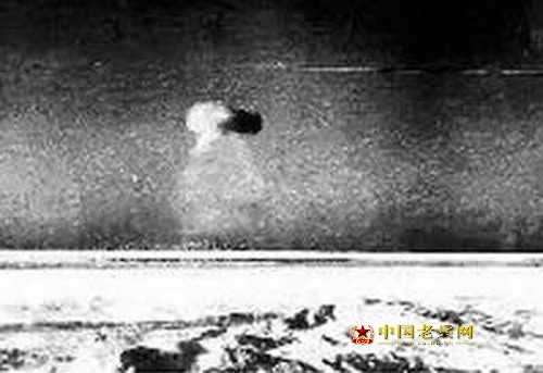 核弹头在弹着区上空爆炸后的蘑菇云。