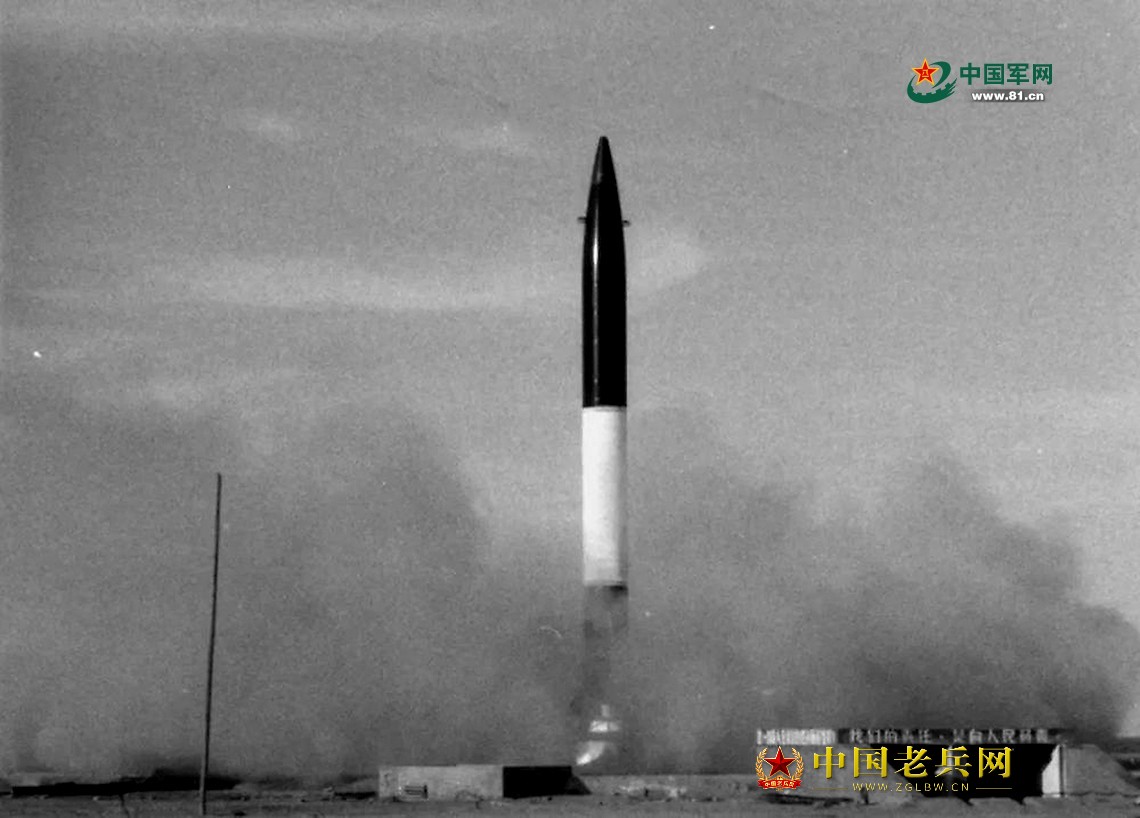 1966年10月27日,我国首枚核导弹发射成功。