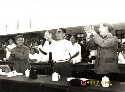 周恩来现场祝贺导弹发射成功。